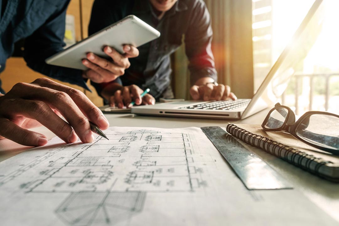 berechnung-bauplan-raeume-quadratmeter-altbau-neubau-experte-gutachten-buero-tablet-hauswert.jpg