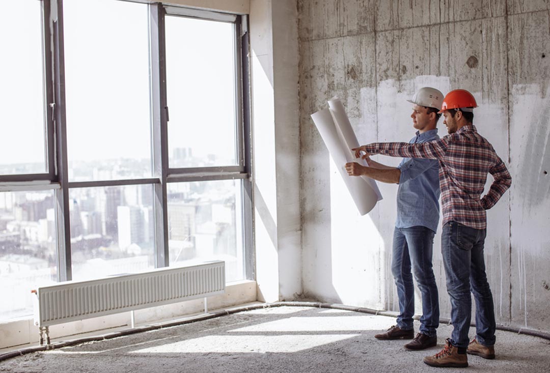 tricks-bauplan-neubau-grundstueck-innenstadt-modernisierung-sanierung-planung-maenner-baustelle-hauswert-ermitteln.jpg