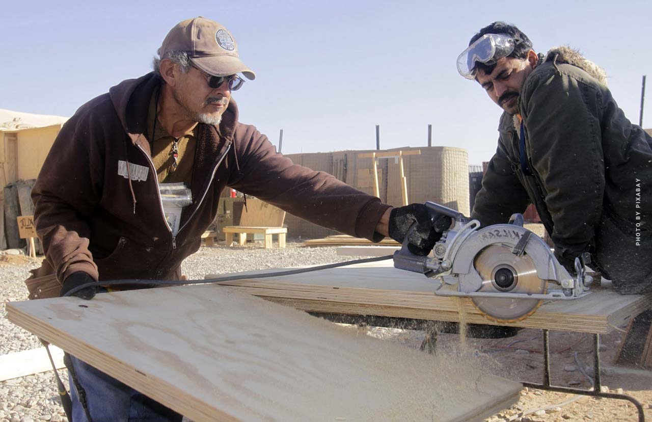 handwerker-neubau-baustelle-holz-zuschnitt-saege-haus-kauf-verkauf-makler.jpg