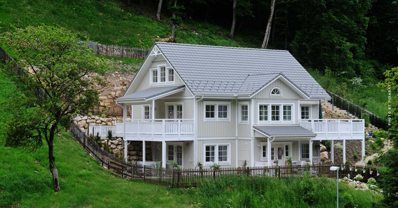 Landhaus am Stadtrand in der Nähe eines Waldes