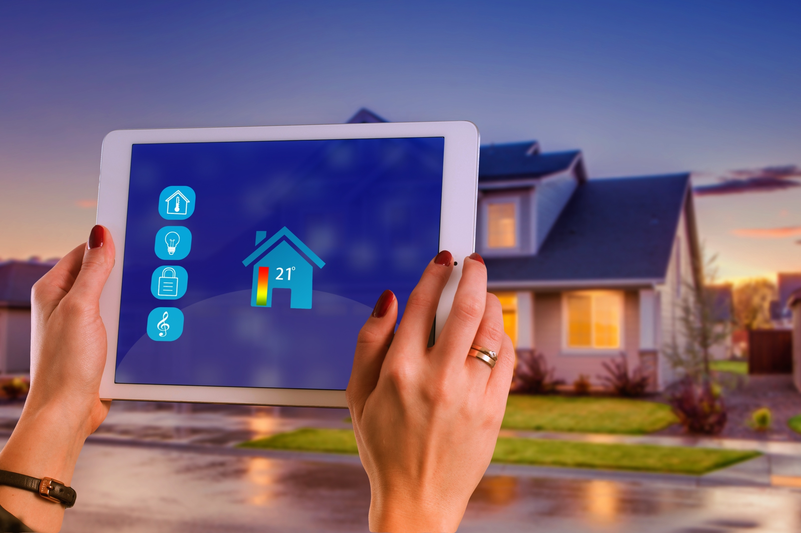 Haus mit Intelligente Gebäudetechnik. Tablet mit Steuerung für Haushaltsgeräte wie Heizung und Licht welche mit Hilfe einer App.