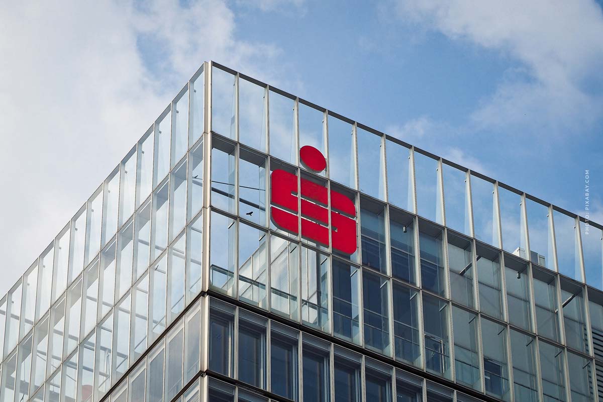 sparkasse-bank-finanzierung-immobilie-haus-regional-berlin-gewerbeimmobilie-glass-fassade-logo-rot