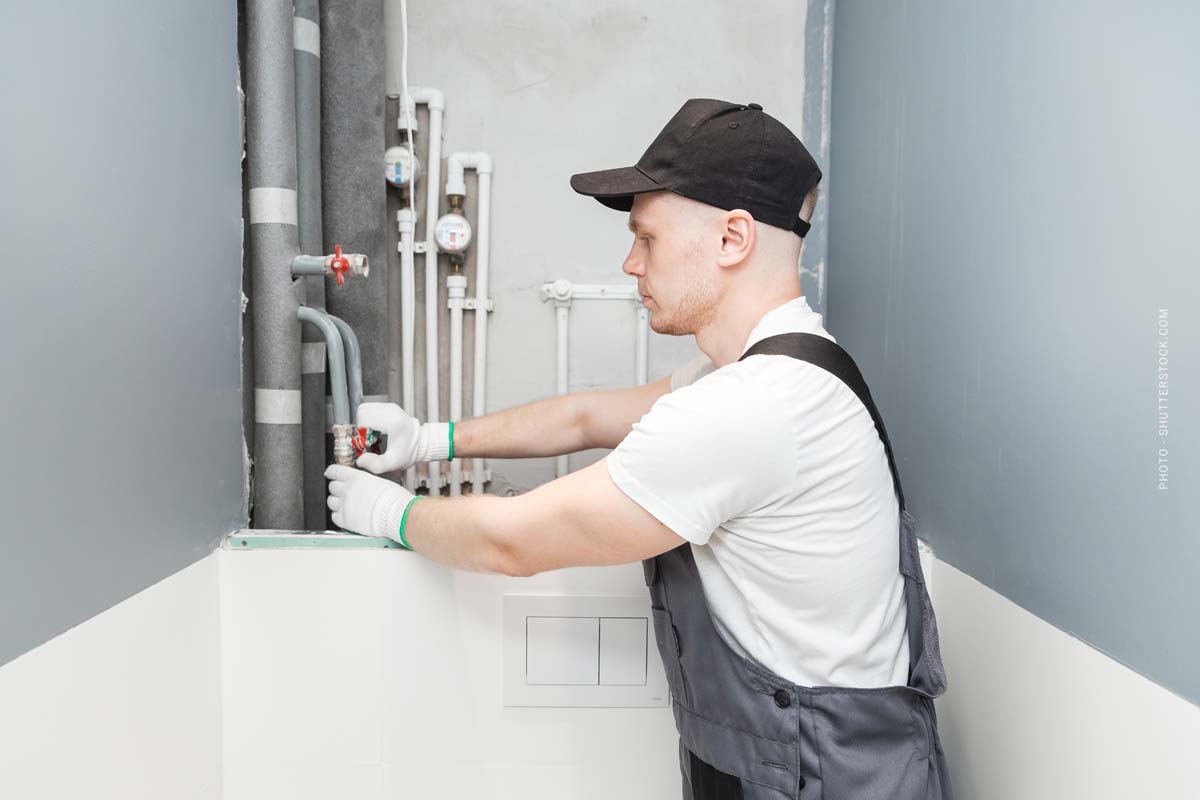 handwerker-klempner-installateur-sanieren-renovieren-sanitär-bad-heizung-haus-keller-beruf-wc