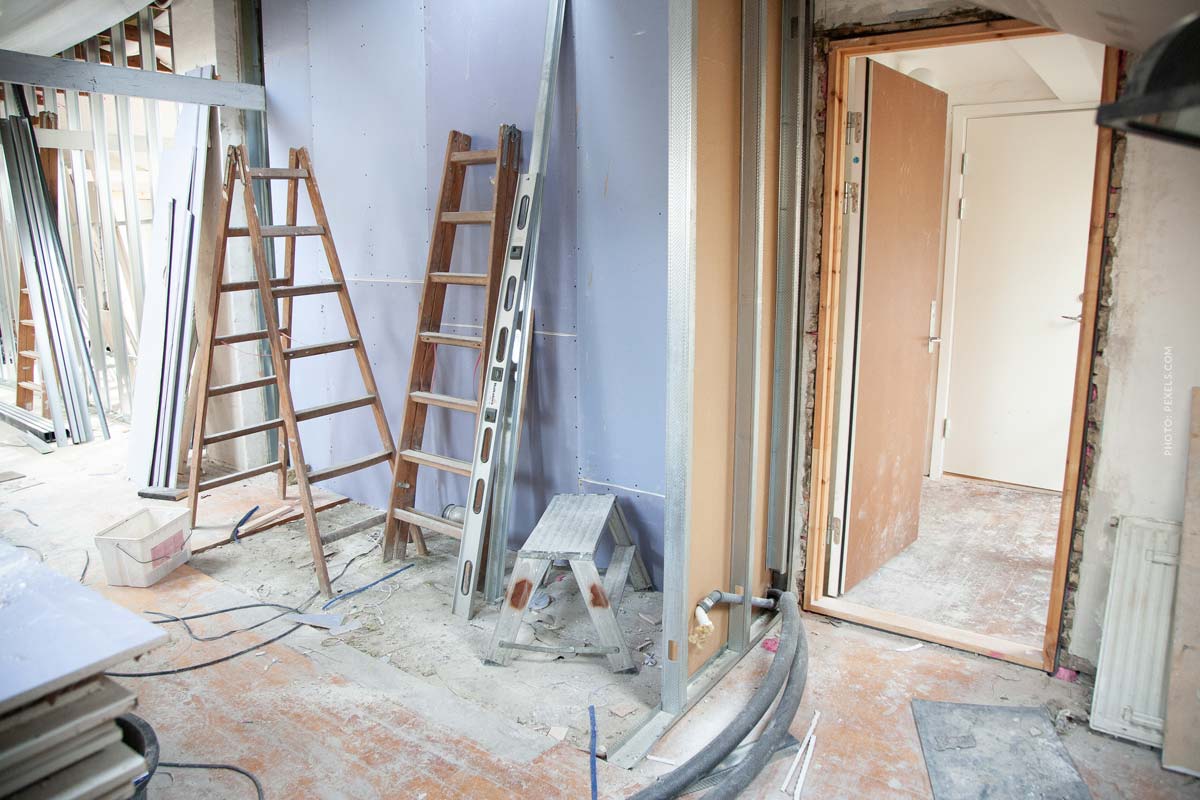 saneiren-renovieren-streichen-wände-handwerker-maler-lackierer-baustelle-immobilie