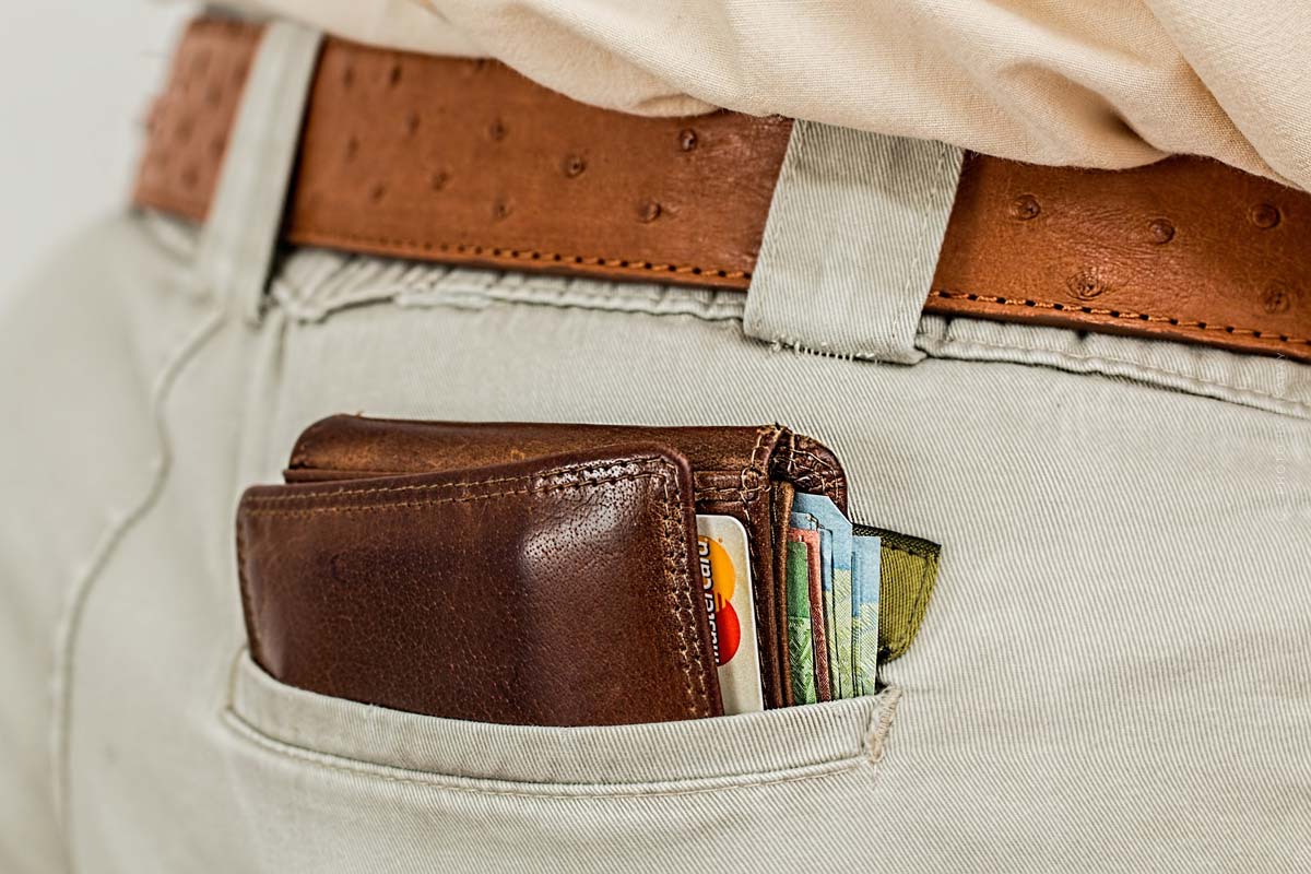 cashflow-geld-hosentasche-mann-brieftasche-definition-beige-braun-grau-bankkarte-kreditkarte