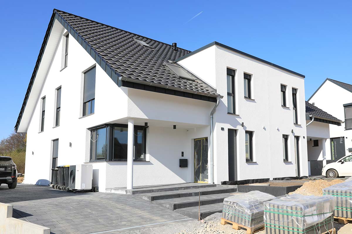 haus-neubau-neu-kaufen-doppelhaus-neubaugebiet-immobilie-haustypen