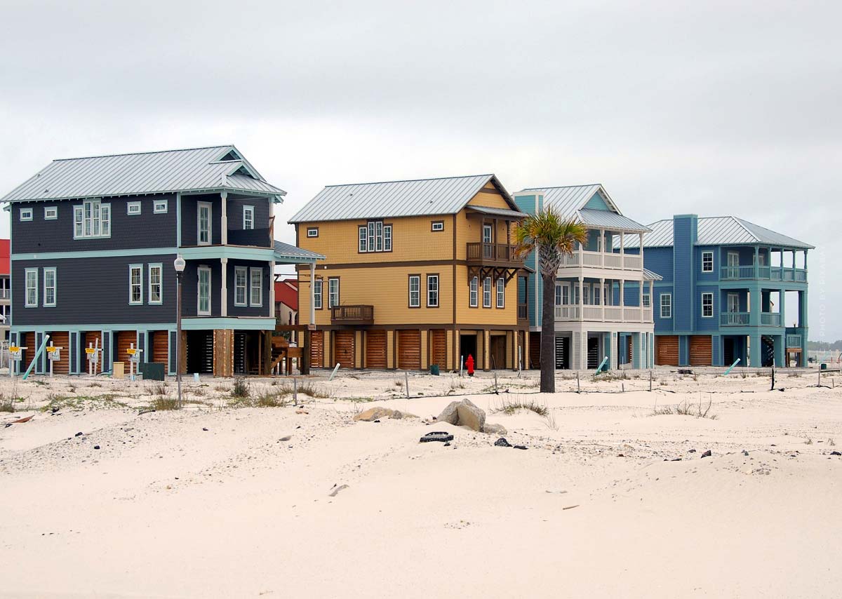 strandhaus-strand-meer-haustypen-villa-bungalow-immobilie-kaufen-sand-hauser-gelb-blau-fenster