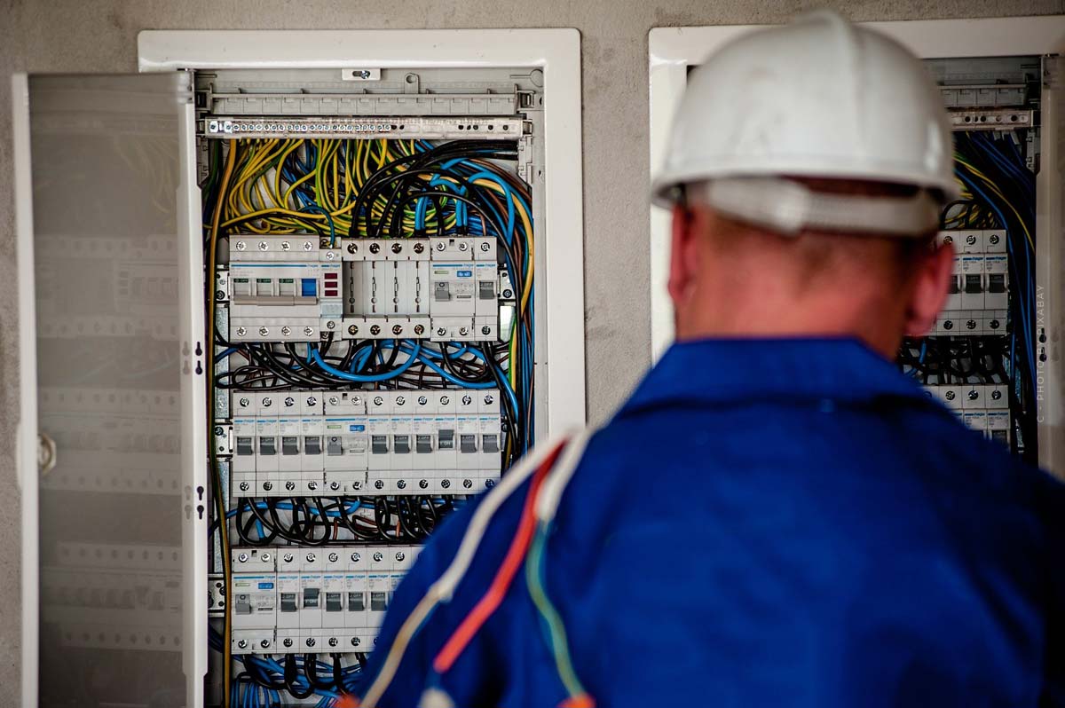 elektriker-schaltkasten-strom-verteilung-mehrfamilienhaus-technische-pruefung-kaufphase-hilfe-durch-experten-erfahrung-nutzen-kaufpreis-berechnen