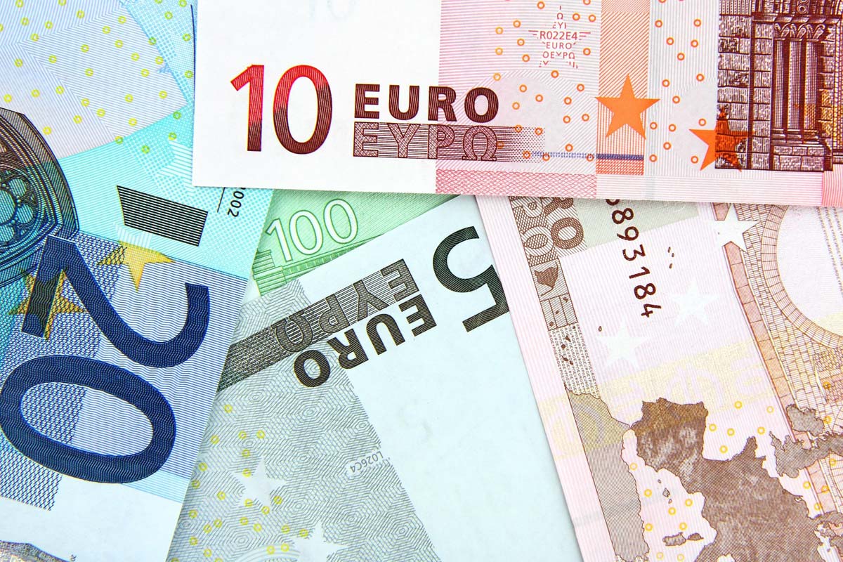 finanzierung-immobilie-geld-euro-scheine-stapel-eigenkapital-berechnen