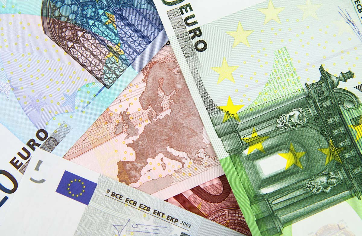 geldschein-euroschein-stapel-darlehen-kredit-eigenkapital-wohnung-haus
