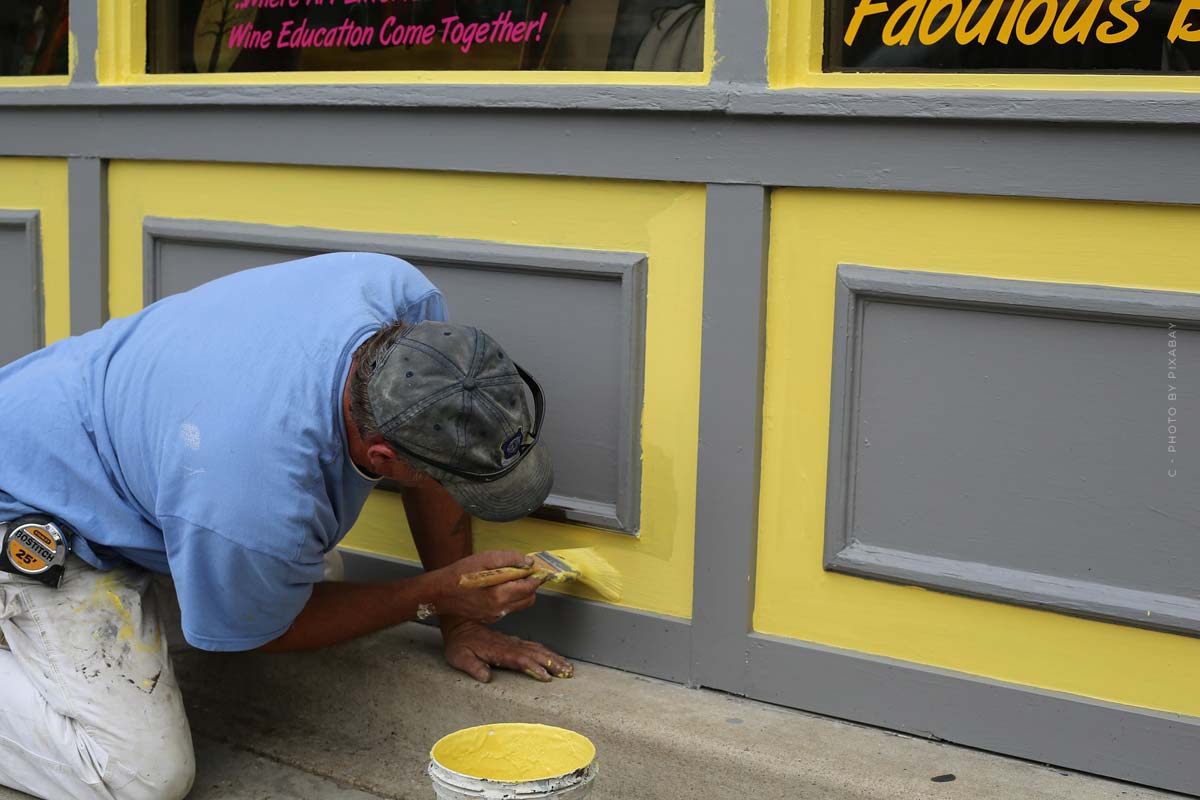 Veränderung einer Fassade. Fassade wird gelb gestrichten.