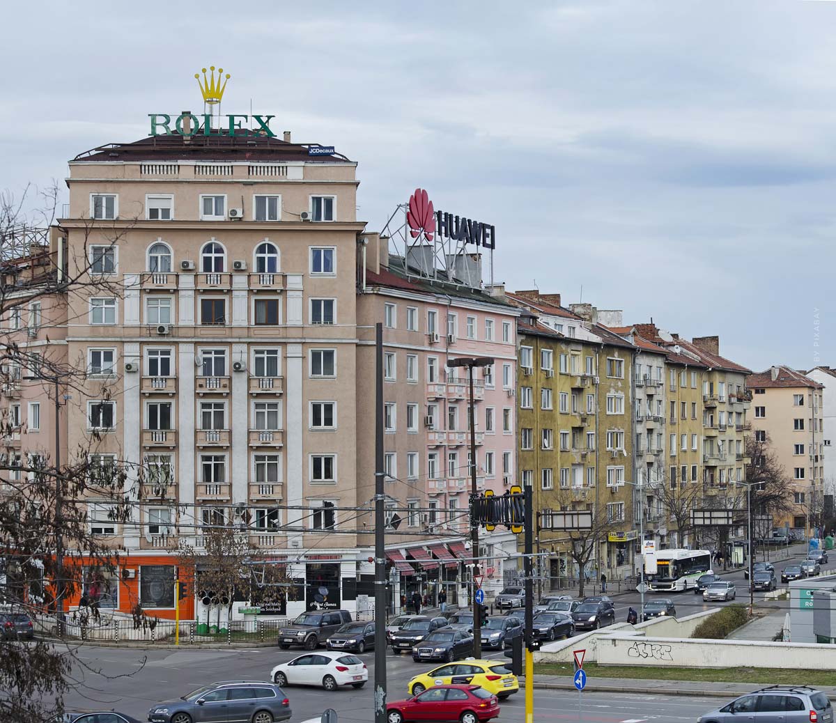 Wohnhäuser an einer gut befahrenen Straße mit Straßenbahnanbindung