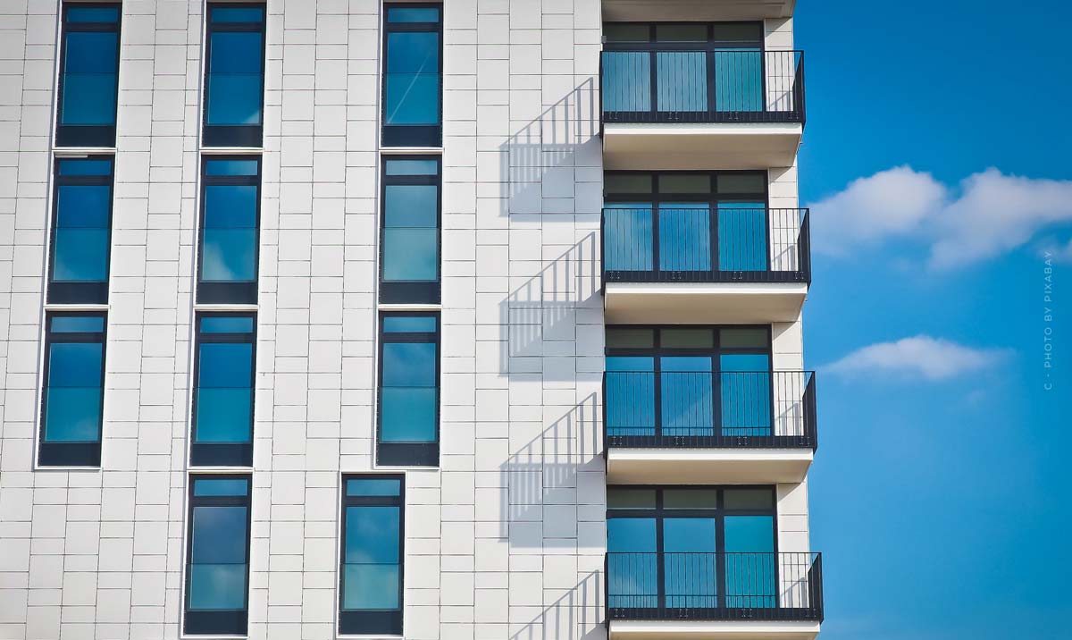 Balkon – architektur – hochhaus-himmel-wolken