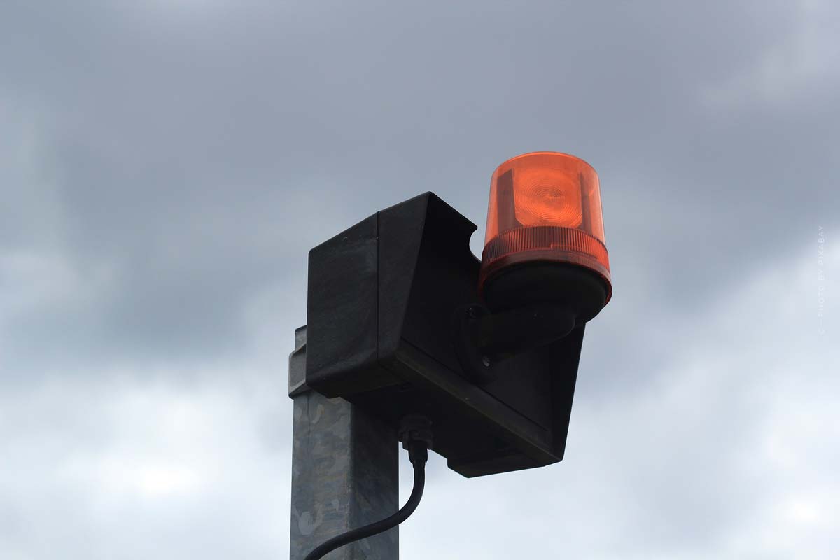 Alarmanlage im Außenbereich mit Licht.