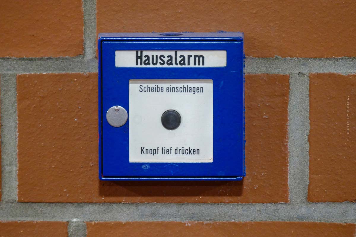 Hausalarm Knopf an Wand