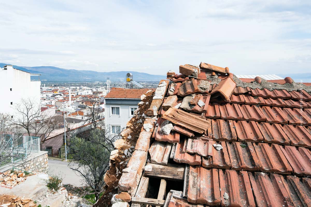 altbau-baujahre-sanieren-modernisieren-mängel-probleme-dach-schäden-ziegel