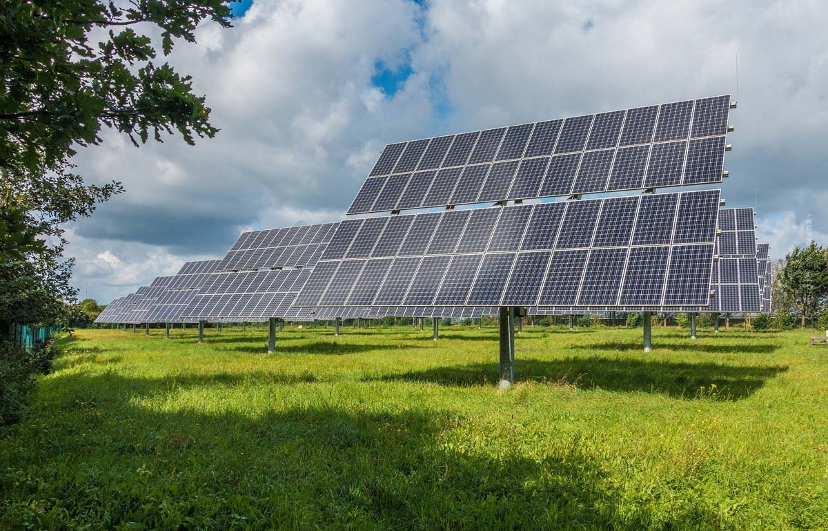Solarzellen auf einem großen Feld.