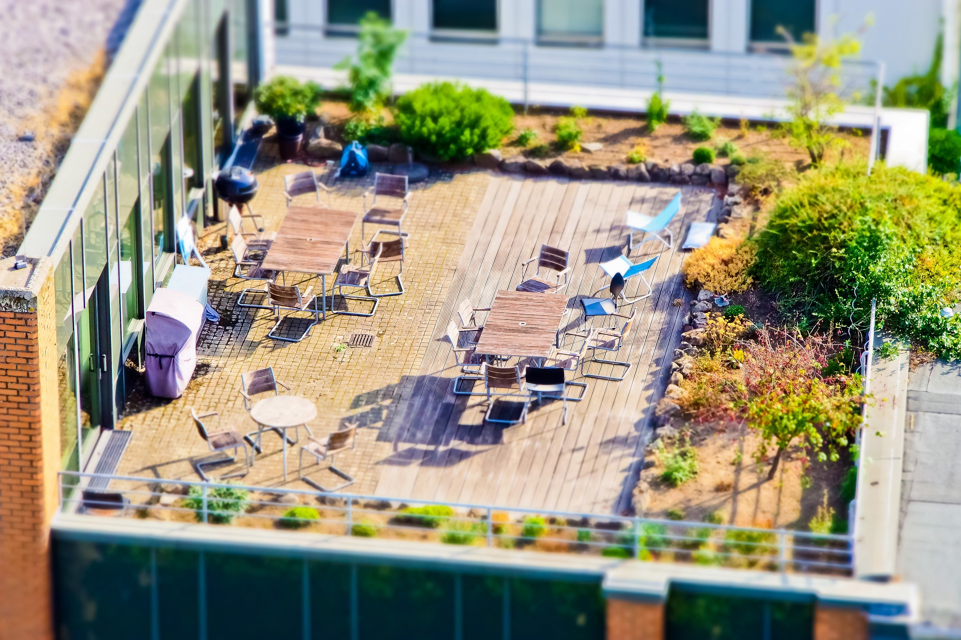 dachterrasse-balkon-dach-flachdach-haus-immobilie-cafe-tische-stühle