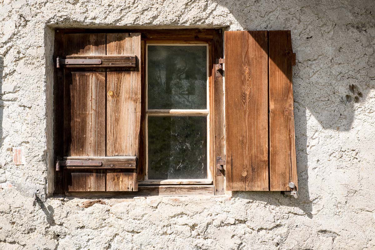 hauswand-weiß-altes haus-stabil-fester-fenstertür-holz-fassade