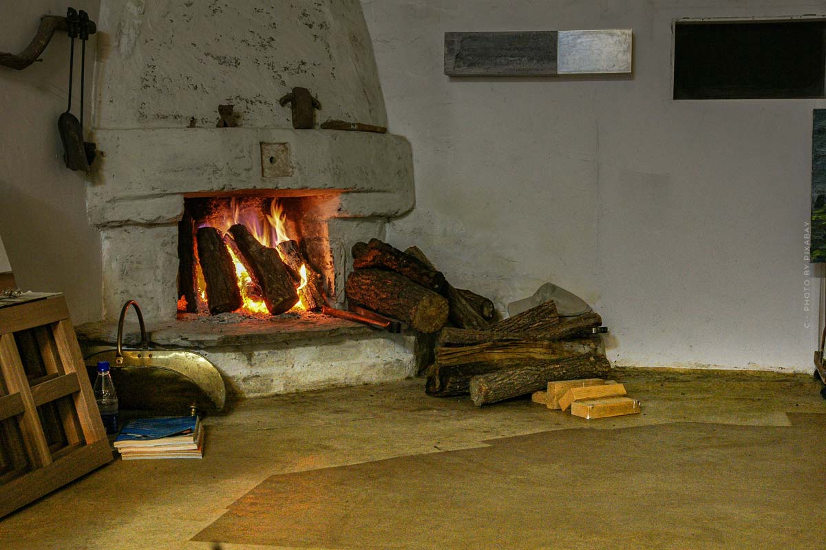 kamin-offen-altbau-holz-brennt-feuer-warm