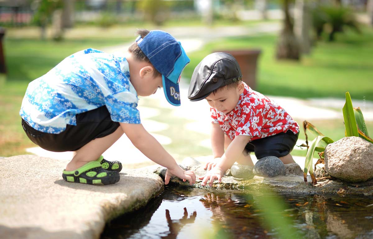 kinder-spielen-nachbarschaft-nachbarschaftsrecht–teich