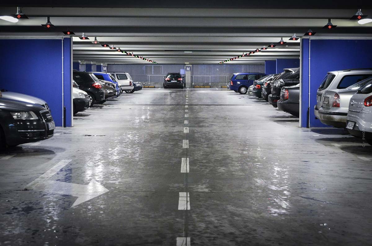 Tiefgarage von Innen mit geparkten Autos