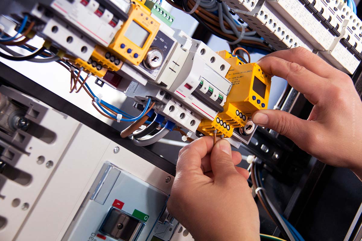 sanierung-moderniesierung-haus-wohnung-immobilie-elektrik-handwerker-firma-empfehlungen-strom-schalter