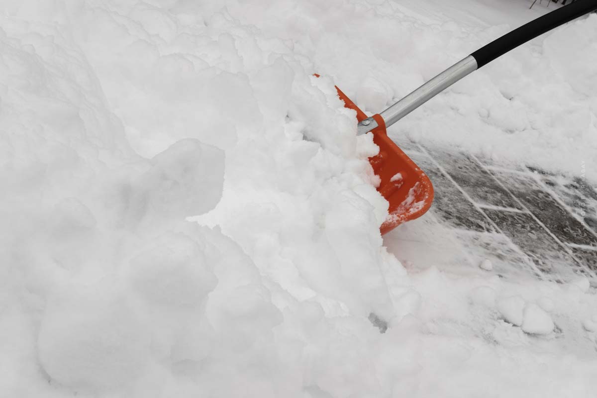 schnee-schippen-räumen-streupflicht-räumpflicht-winterräumpflicht-unfall