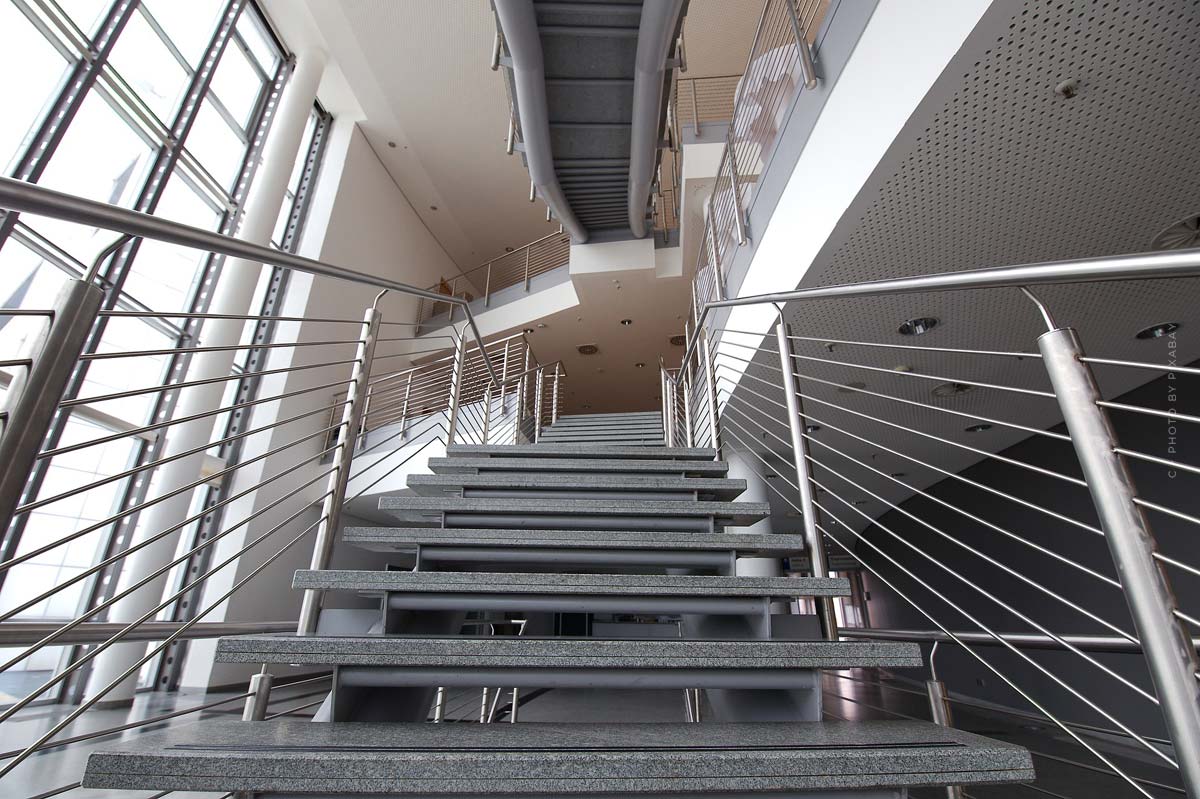 treppe-obergeschoss-metall-stockwerk-stock-floor
