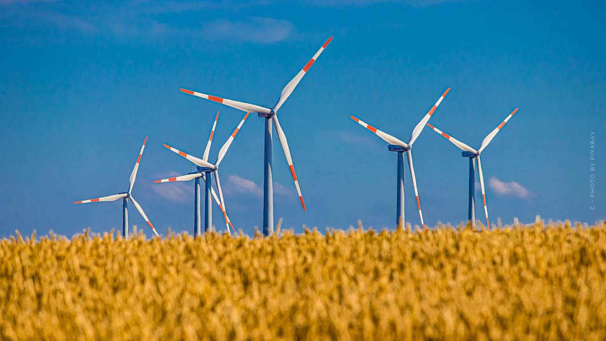 windkraft-energie-wind-alternative-erneuerbareenergie-feld-draußen-strom-vorteile-nachteile-merkmale-wolken-windkraftwerk