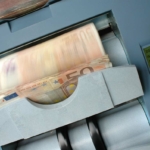 geldzaehlmaschine-automat-geld-zaehlen-eigenkapital-geldscheine-geldanlage-geld-bank-banker-berater