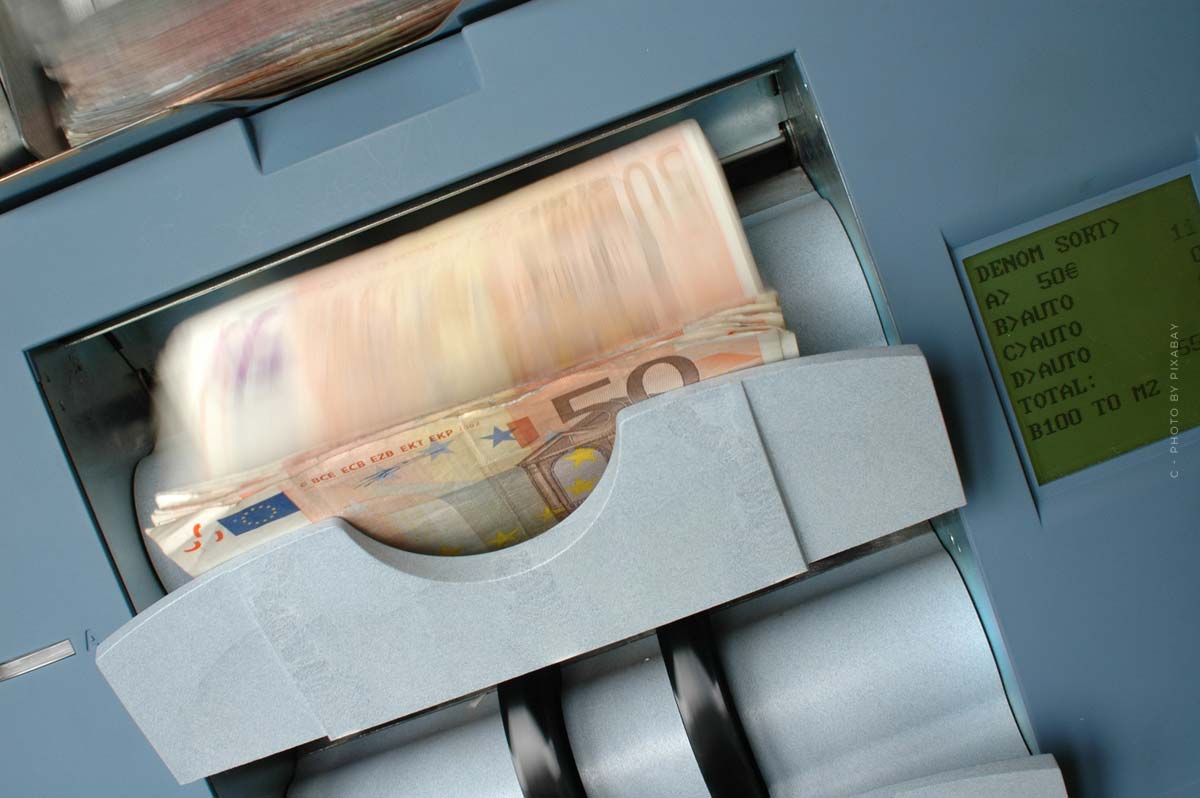 geldzaehlmaschine-automat-geld-zaehlen-eigenkapital-geldscheine-geldanlage-geld-bank-banker-berater