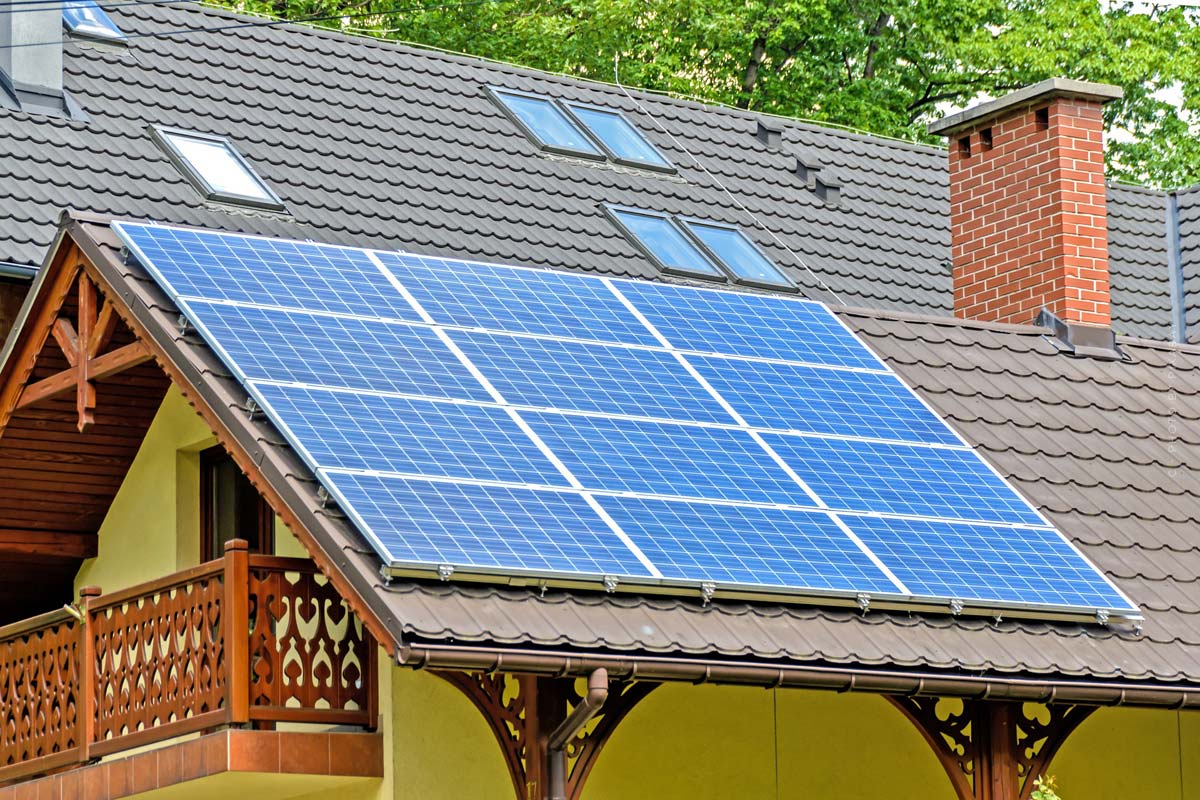 solar-panels-solaranlage-energie-strom-erneuerbare-energie-solar-sonne-dach-hausdach-wärme-einfamilienhaus