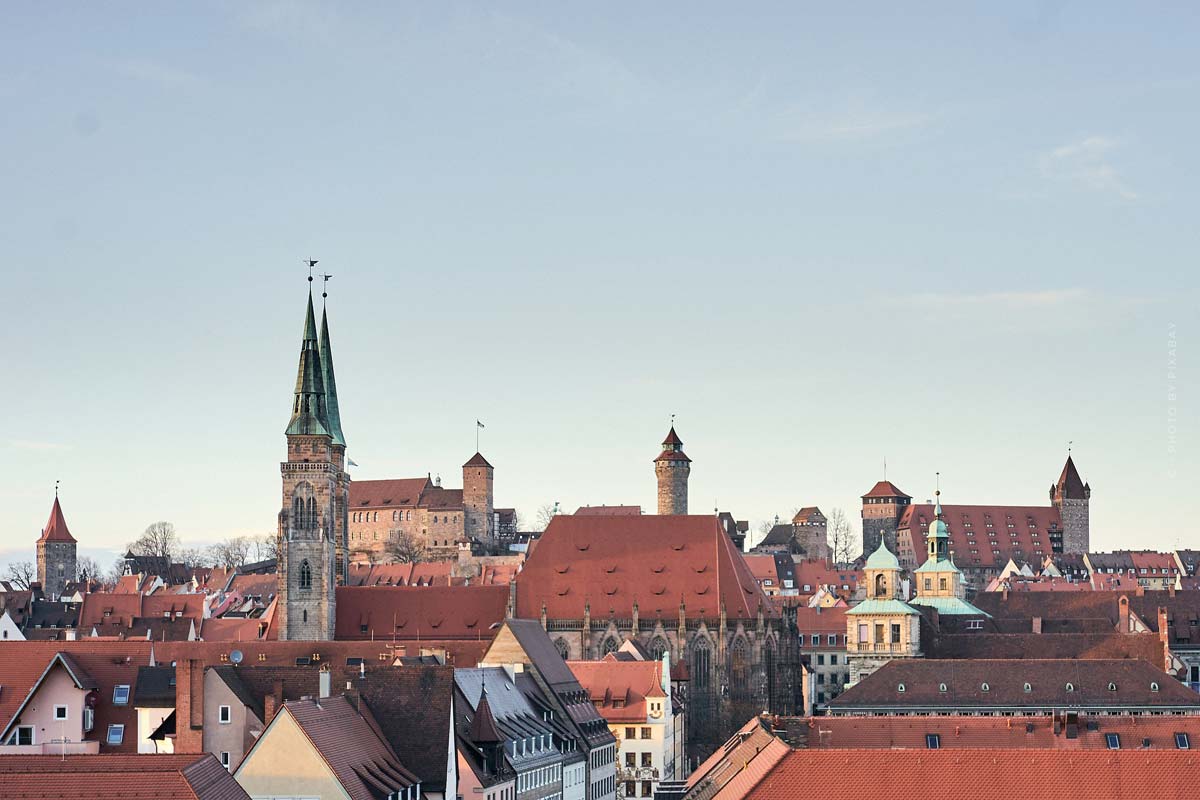 Nürnberg-bayern-stadt-wohnung-kaufen-grunderwerbsteuer-kaufnebenkosten-maklerkosten-hausdächer-von-oben-kirche.mittelalter-panoramablick