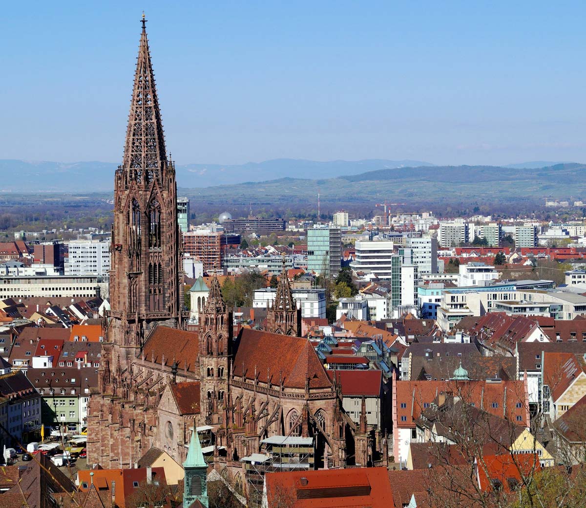 freiburg-im-breisgau-immobilie-kaufen-kaufnebenkosten-stadt-wohnung-grunderwerbsteuer-maklerkosten-kirche-drohne-perspektive