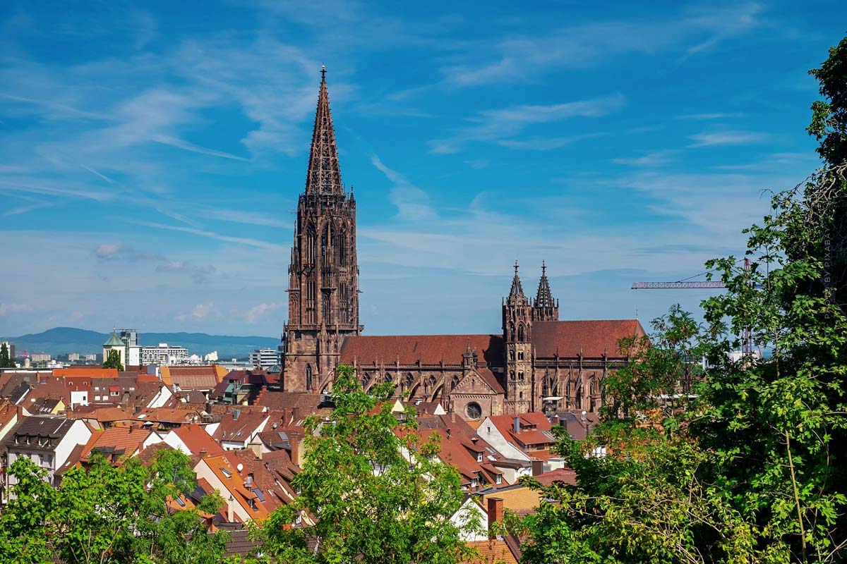 freiburg-im-breisgau-immobilie-kaufen-kaufnebenkosten-stadt-wohnung-grunderwerbsteuer-maklerkosten-münster-kirche-häuster-stadtrand