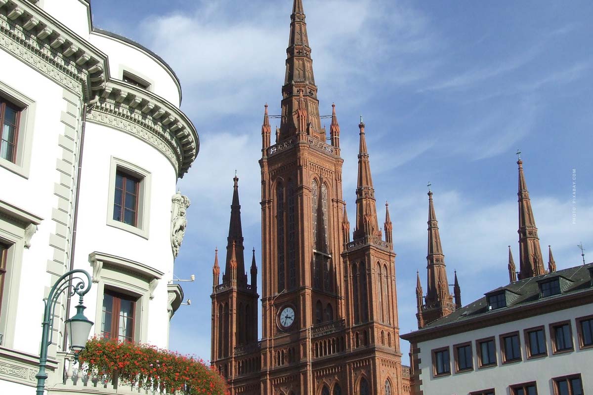 hessen-wiesbaden-wohnung-kaufen-nebenkosten-maklerkosten-grunderwerbsteuer-ablauf-tipps-innenstadt-kirche-himmel-haus