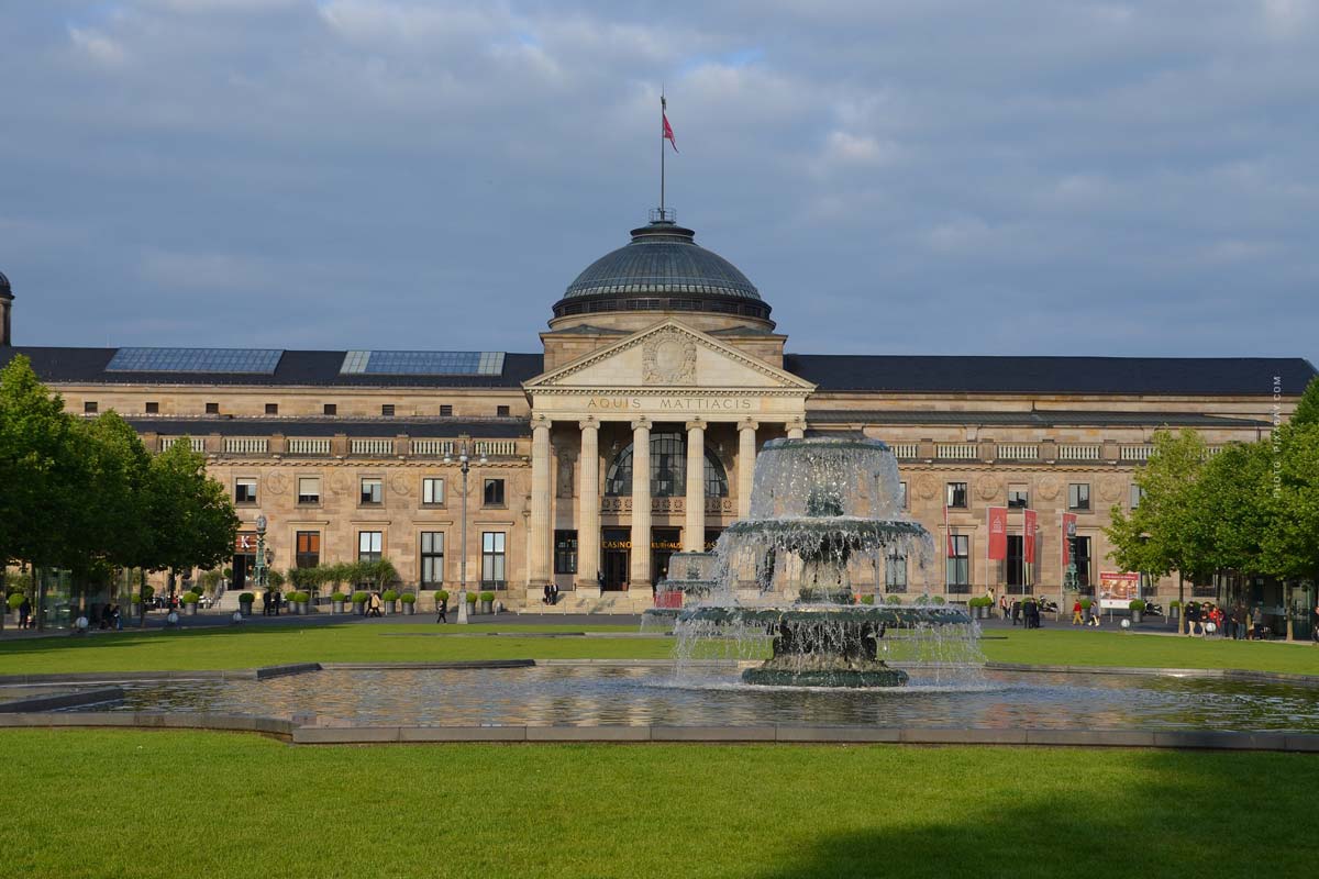 hessen-wiesbaden-wohnung-kaufen-nebenkosten-maklerkosten-grunderwerbsteuer-ablauf-tipps-innenstadt-kurhaus-garten-baum-himmel