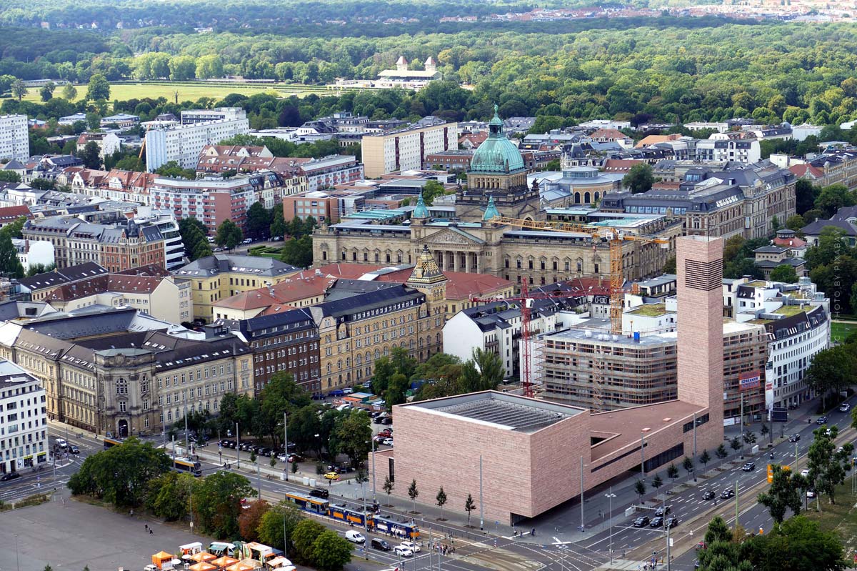 leipzig-sachsen-immobilien-wohnung-kaufen-nebenkosten-grunderwerbsteuer-maklerkosten-berechnung-gebaude-stadt-skyline