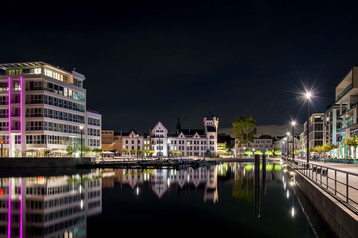 nrw-dortmund-wohnung-kaufen-nebenkosten-maklerkosten-grunderwerbsteuer-ablauf-tipps-neubau-haus-wasser-himmel-nacht