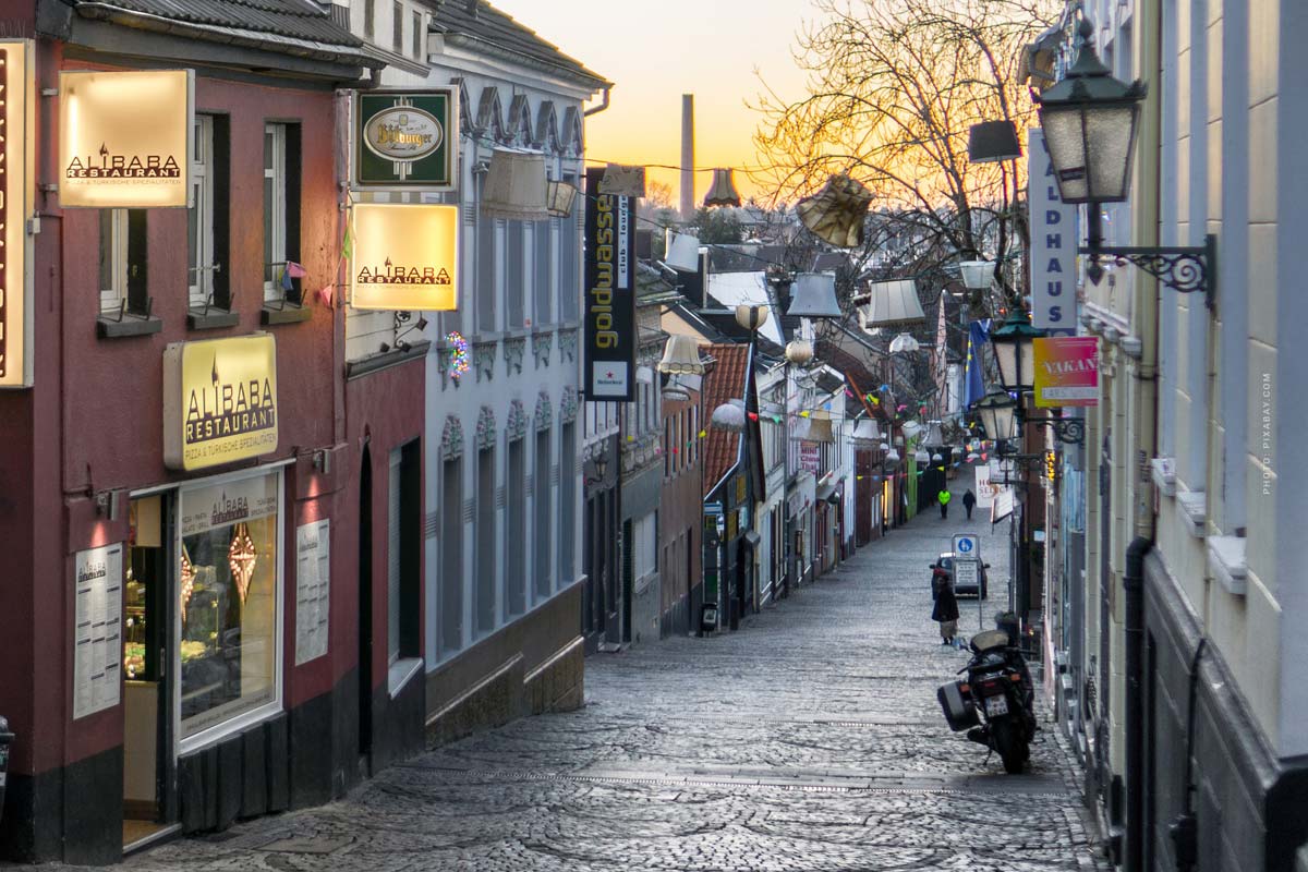 nrw-moenchengladbach-wohnung-kaufen-nebenkosten-maklerkosten-grunderwerbsteuer-ablauf-tipps-altstadt-haus-fenster-himmel