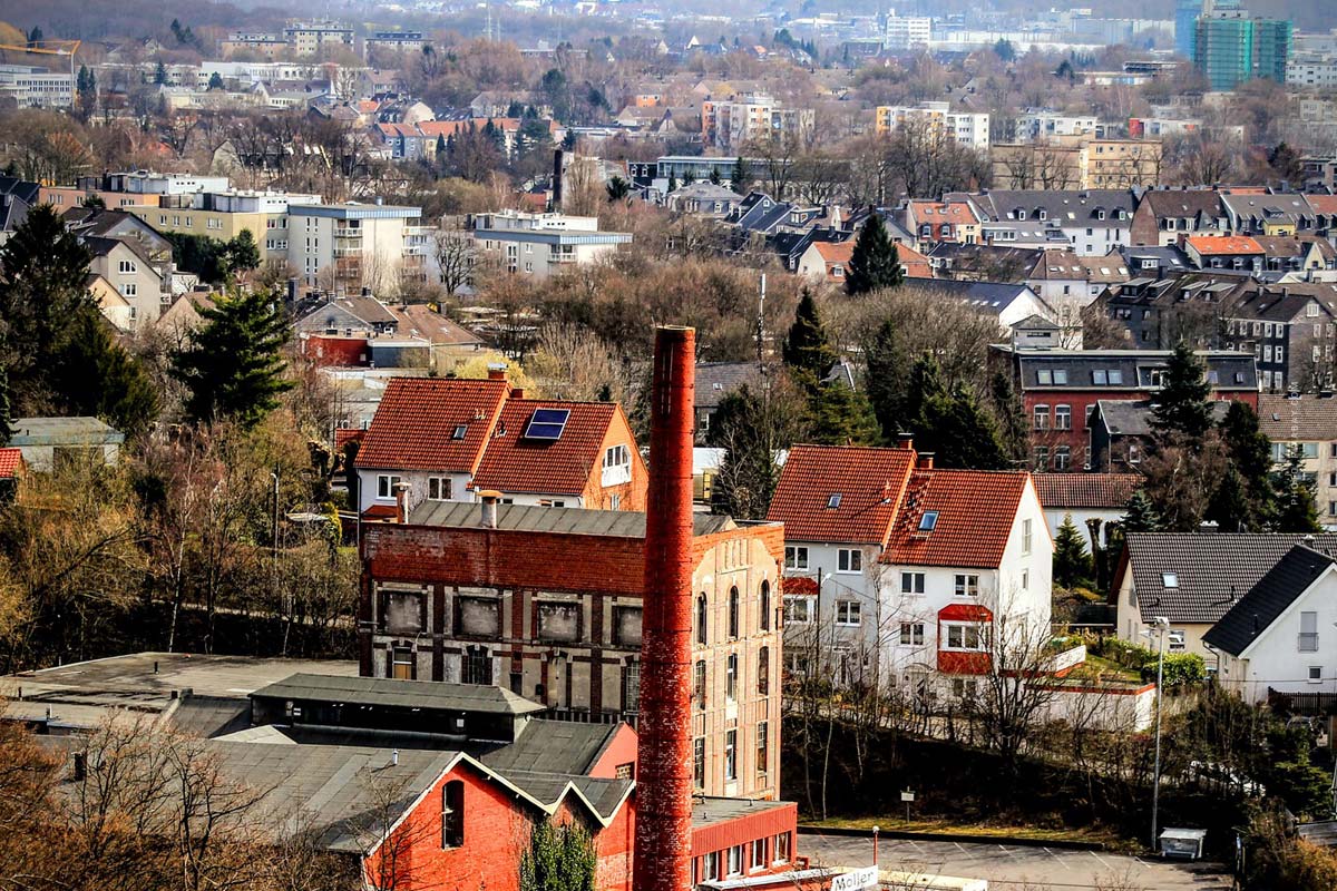 nrw-wuppertal-wohnung-kaufen-nebenkosten-maklerkosten-grunderwerbsteuer-ablauf-tipps-altbau-haus-baum-himmel-straße