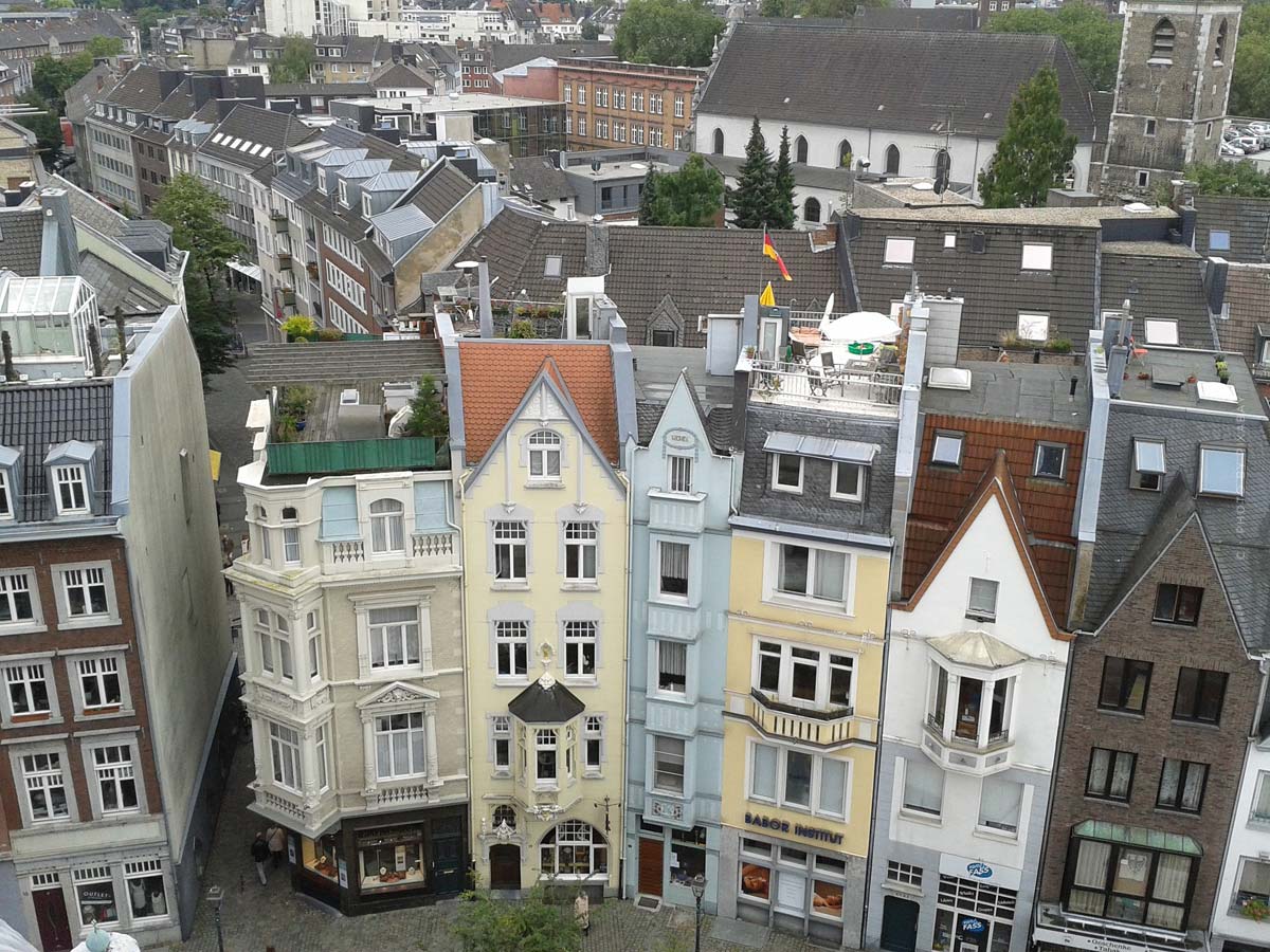 aachen-haus-bunt-oben-schmal-nachbarhaus-blau-gelbe fassade-stadt-hauskauf-grunderwerbsteuer