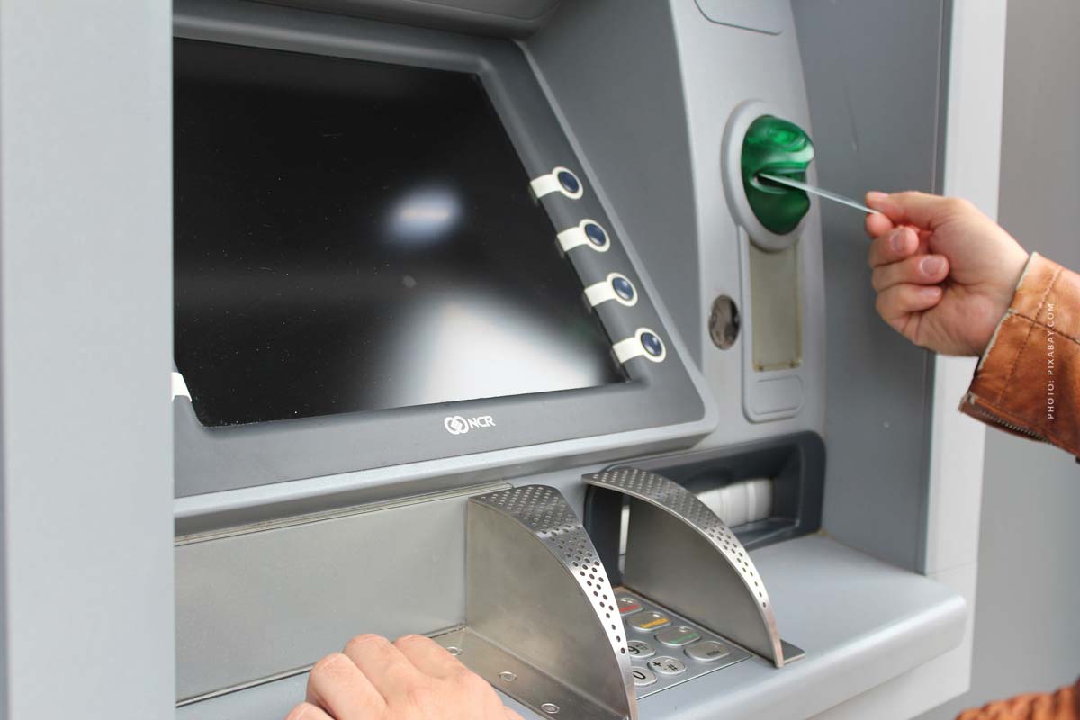 Banken-Vergleich: Bargeld abheben am Automaten