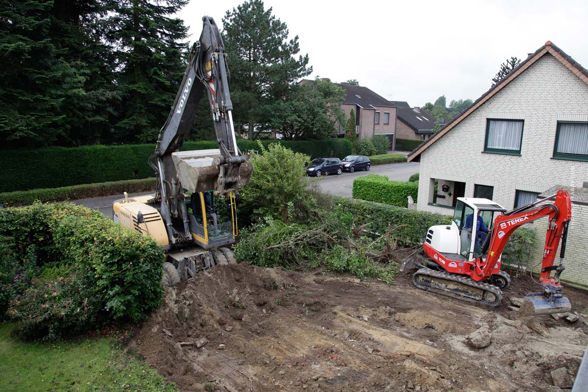 grundstück-bauland-unbebaut-siedlung-verkaufen-nachbar-grund-bagger-in-bauphase-nach-verkauf-bonn