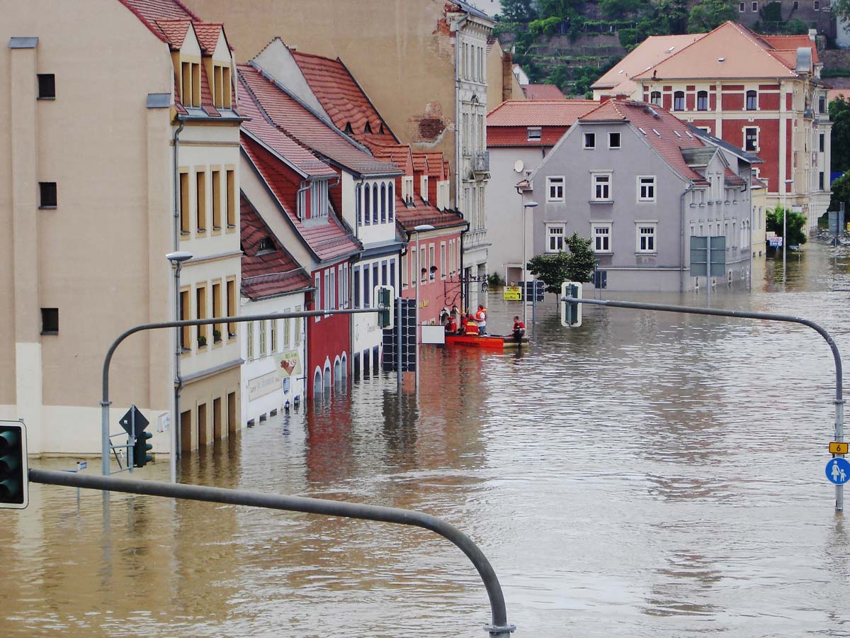 strasse-hochwasser-haus-versinkt-rettungsboot