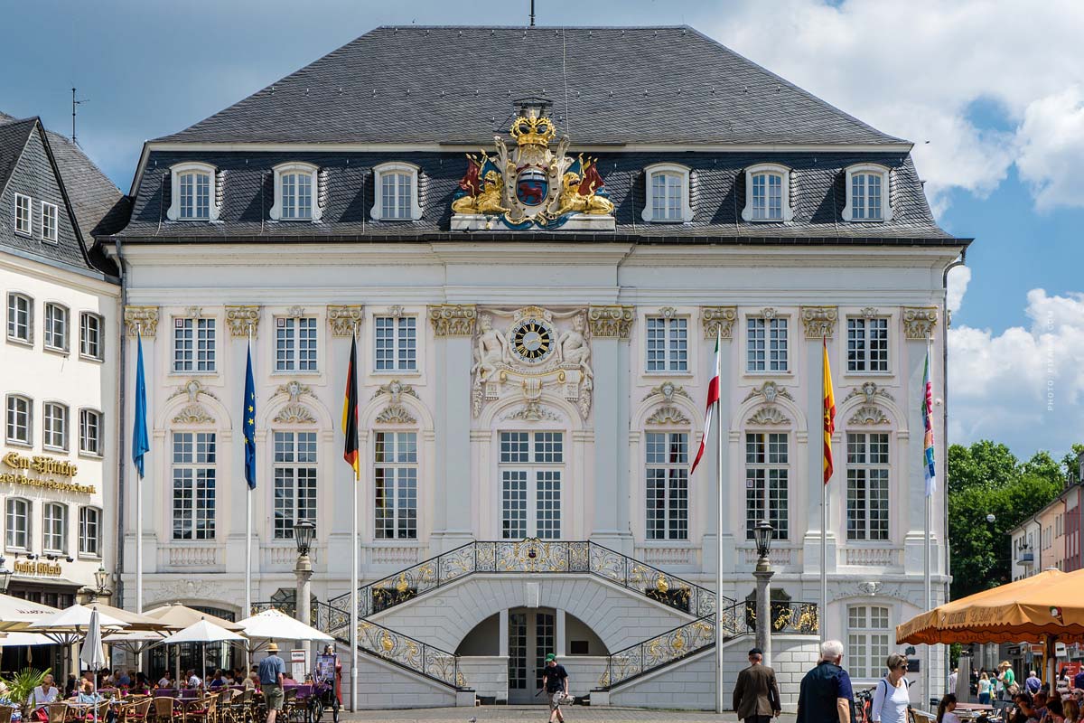 bonn-ratshaus-platz-markt-weiss-schwarz