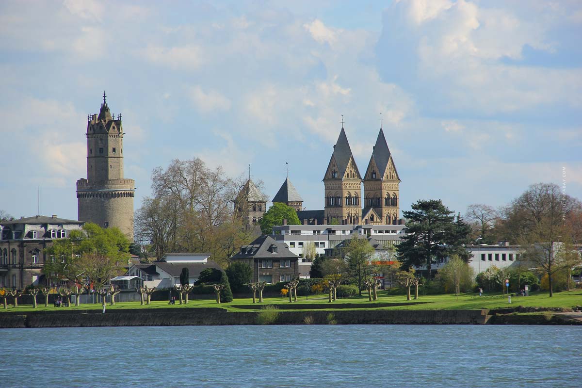 bonn-stadt-kirche-haeuser-fluss