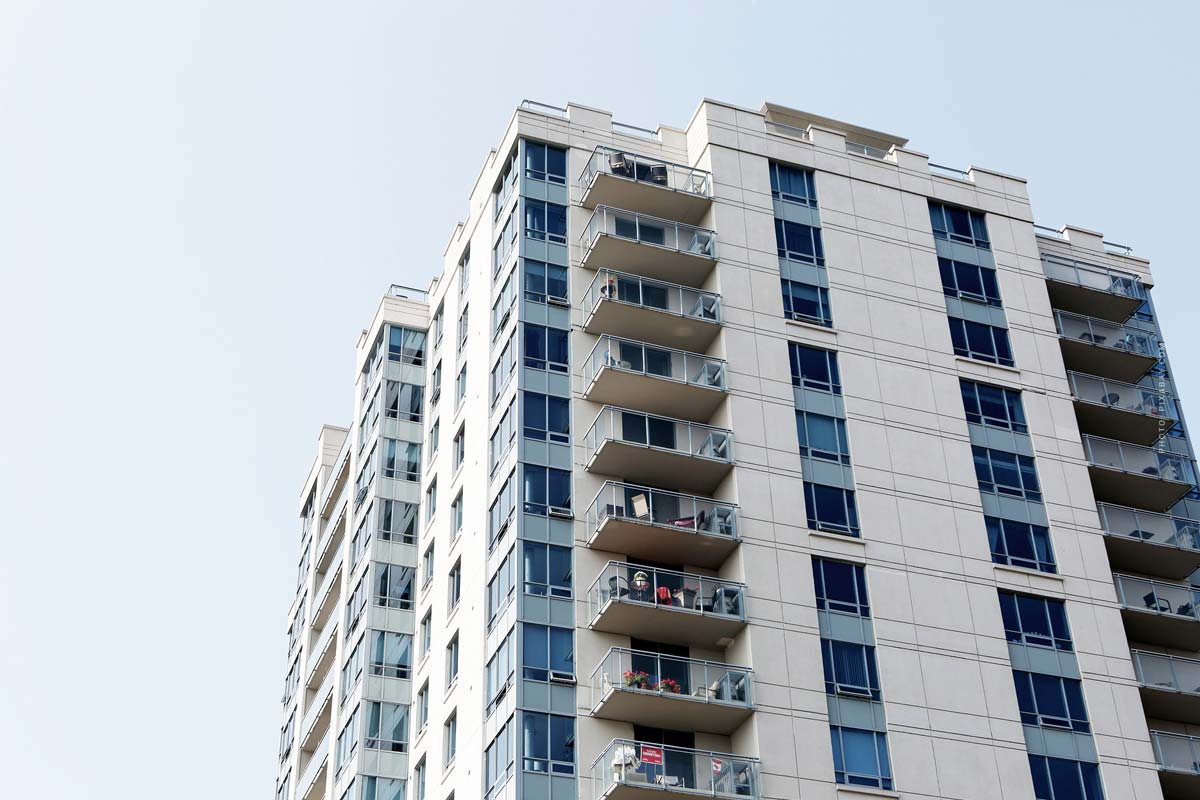 hausverwaltung-definition-aufgaben-arten-vertrag-kosten-ratgeber-tipps-mehrfamilienhaus-neubau-fenster-balkon-himmel