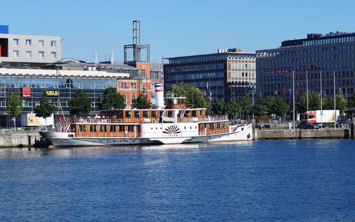 kiel-schleswig-holstein-kaufnebenkosten-malker-provision-fluss-grunderwerbsteuer-abend-fabrik